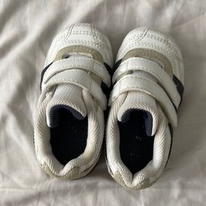 Toddler, 5 1/2 Wide, Velcro shoe.